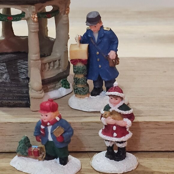 Vintage Christmas Village Resin Figurines Set 4" Gazebo Bench & Characters Holid - Picture 3 of 7